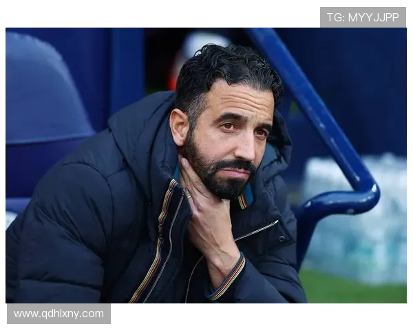 曼联争冠困境凸显：战术体系转型缓慢，豪门地位滑落下的阵容危机与战术失范